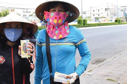 Người Bán Vé Số Tại TP.Hồ Chí Minh Được Hỗ Trợ 750.000 Đồng